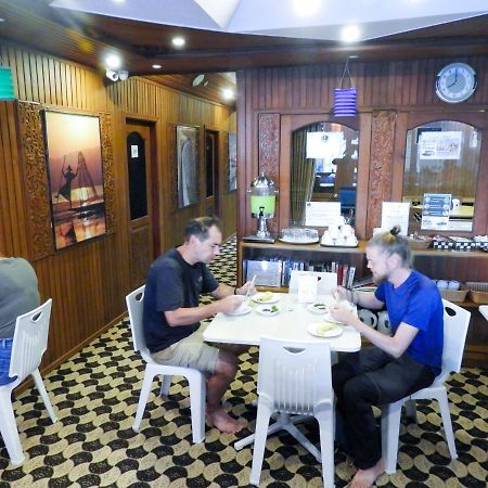 Backpacker Hostel (Adults Only) Rangoon Buitenkant foto