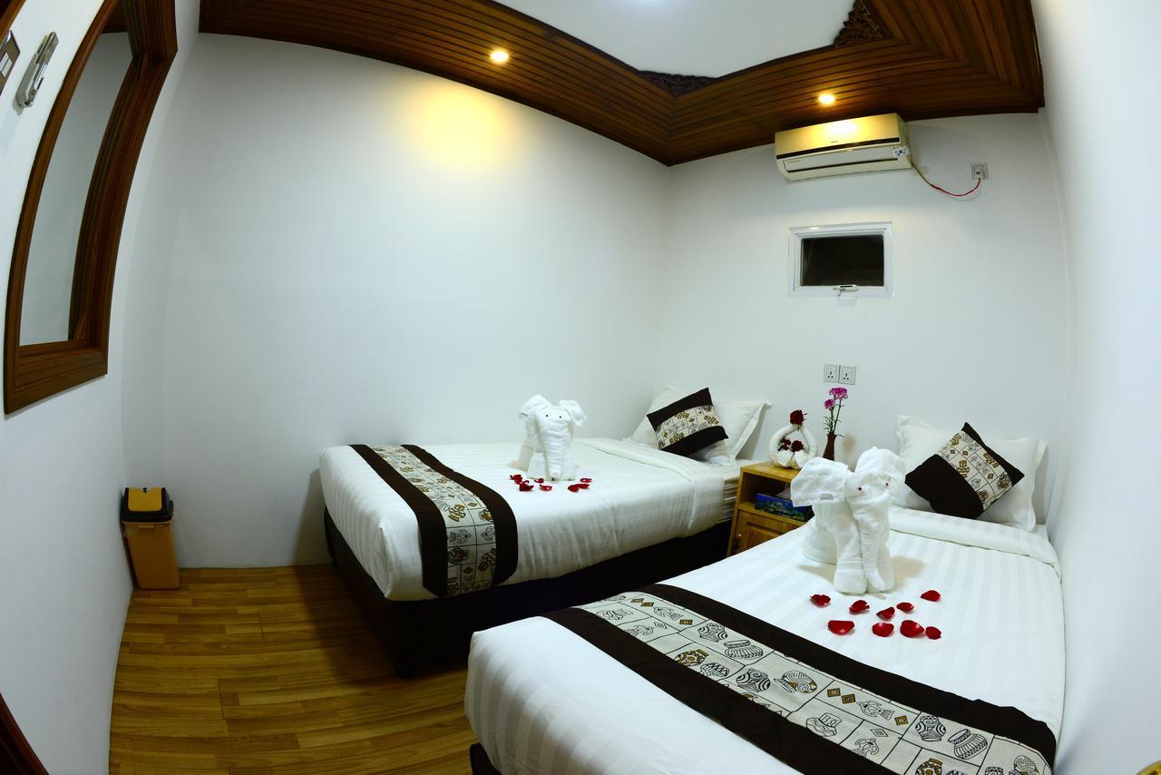 Backpacker Hostel (Adults Only) Rangoon Buitenkant foto