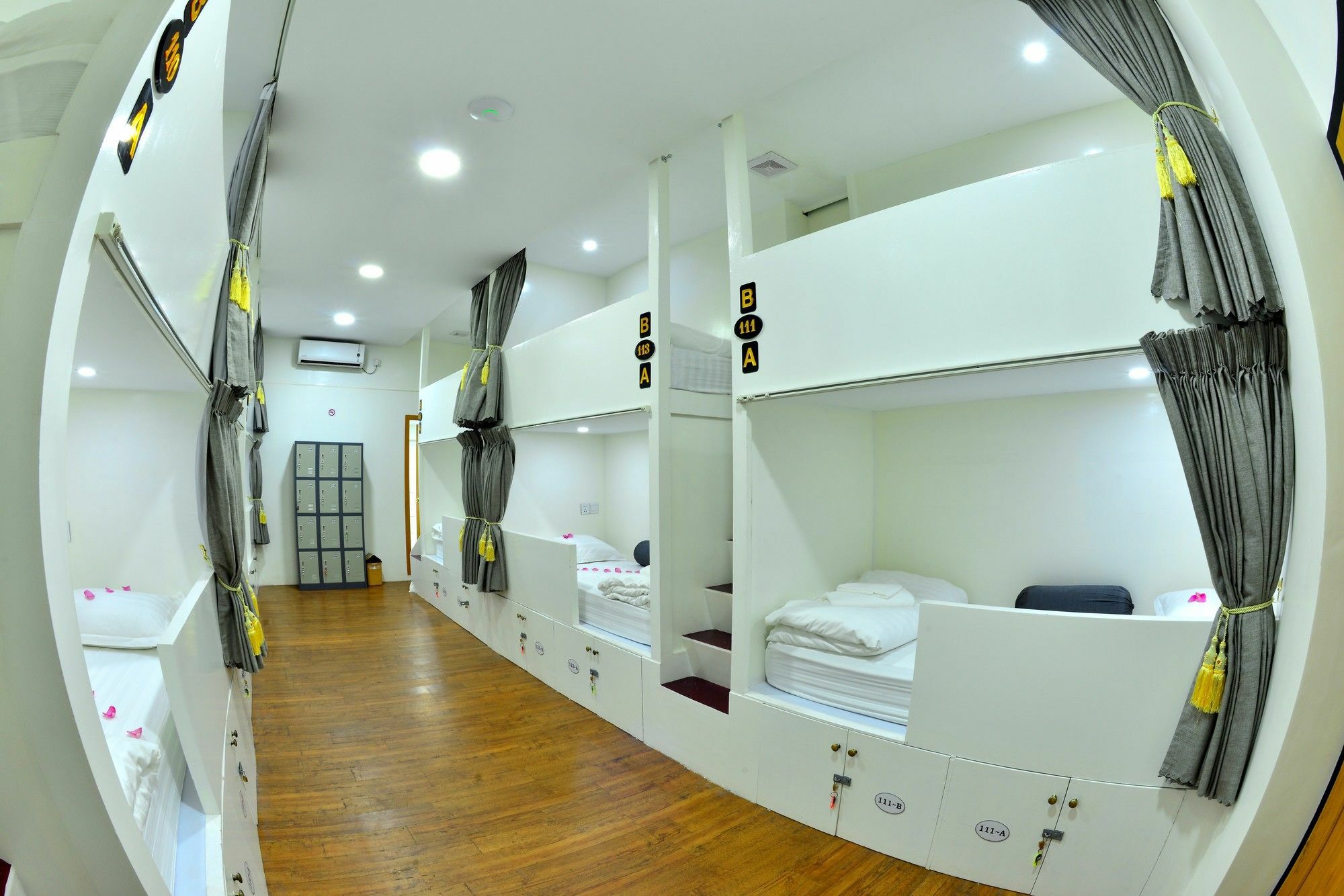 Backpacker Hostel (Adults Only) Rangoon Buitenkant foto
