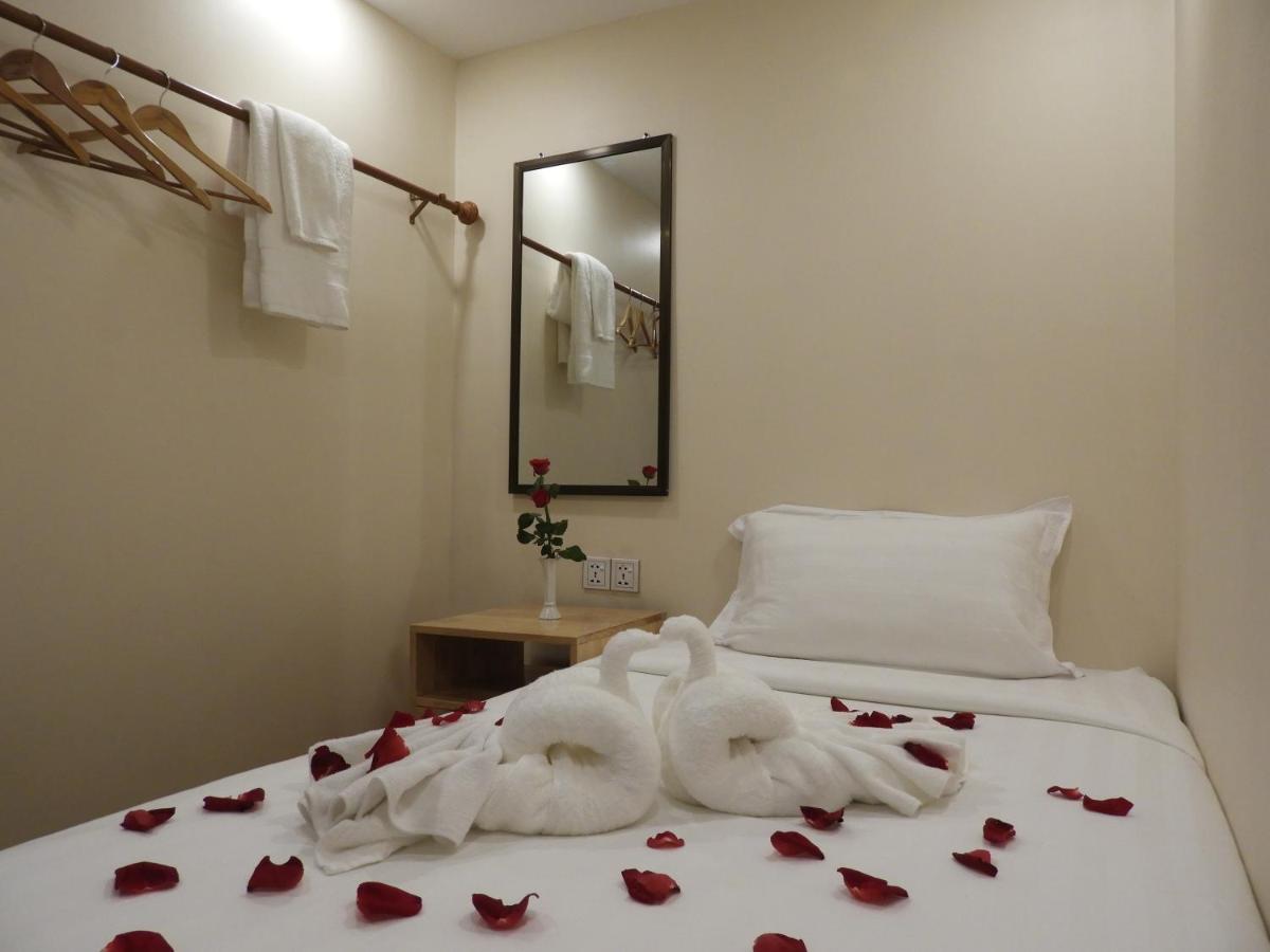 Backpacker Hostel (Adults Only) Rangoon Buitenkant foto